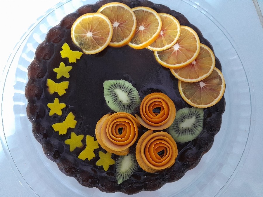 کیک وانیلی با تزئین پرتقال