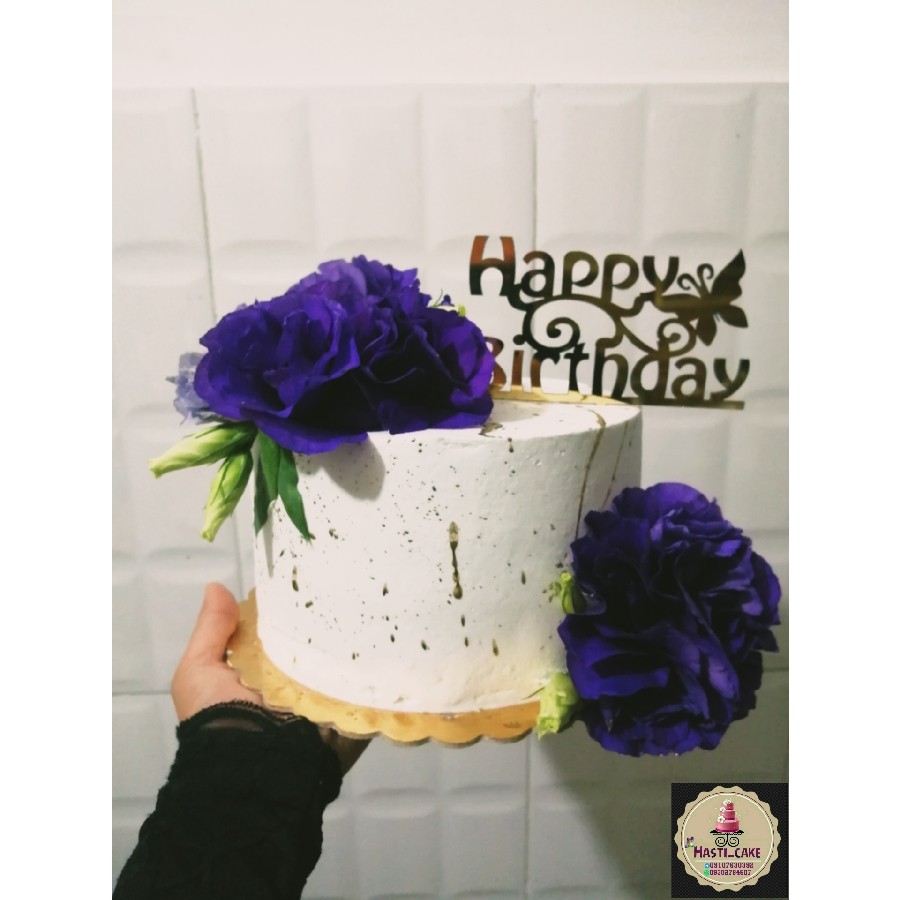 کیک خامه ای با گل طبیعی 