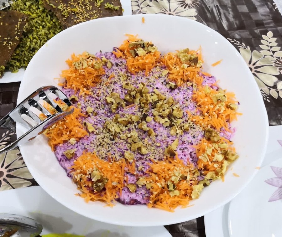 عکس سالاد گل کلم و انار با تزیبن هویج و گردو