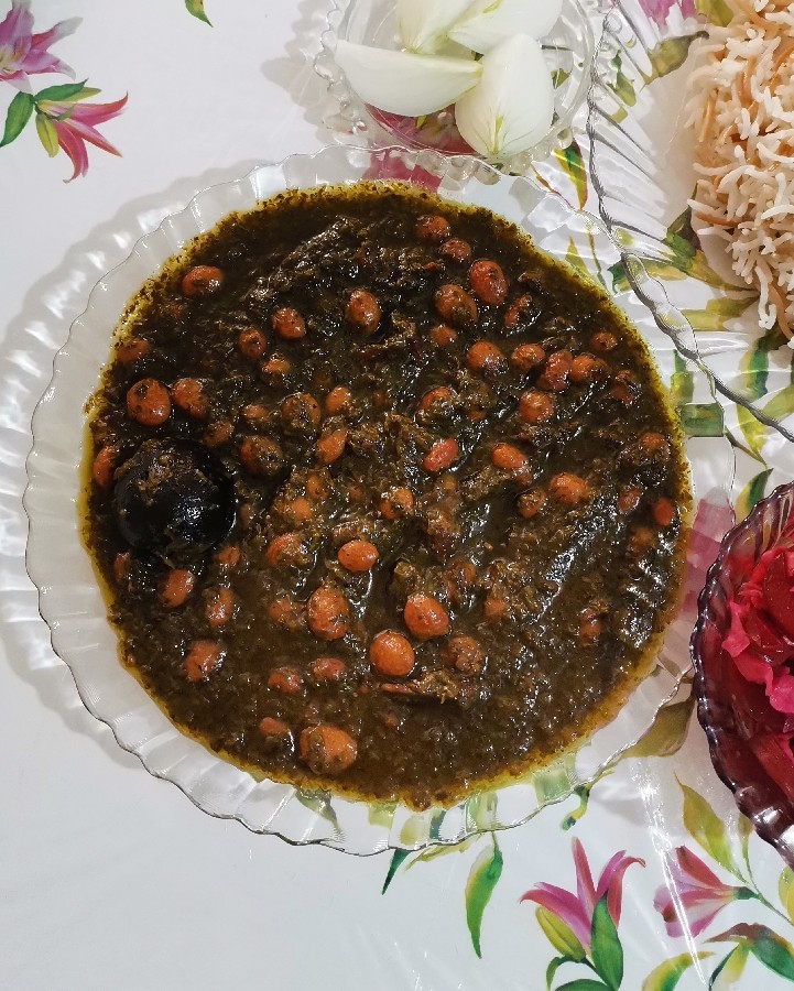 عکس خورشت قرمه سبزی با رشته پلو و ترشی گزر و کلم بنفش