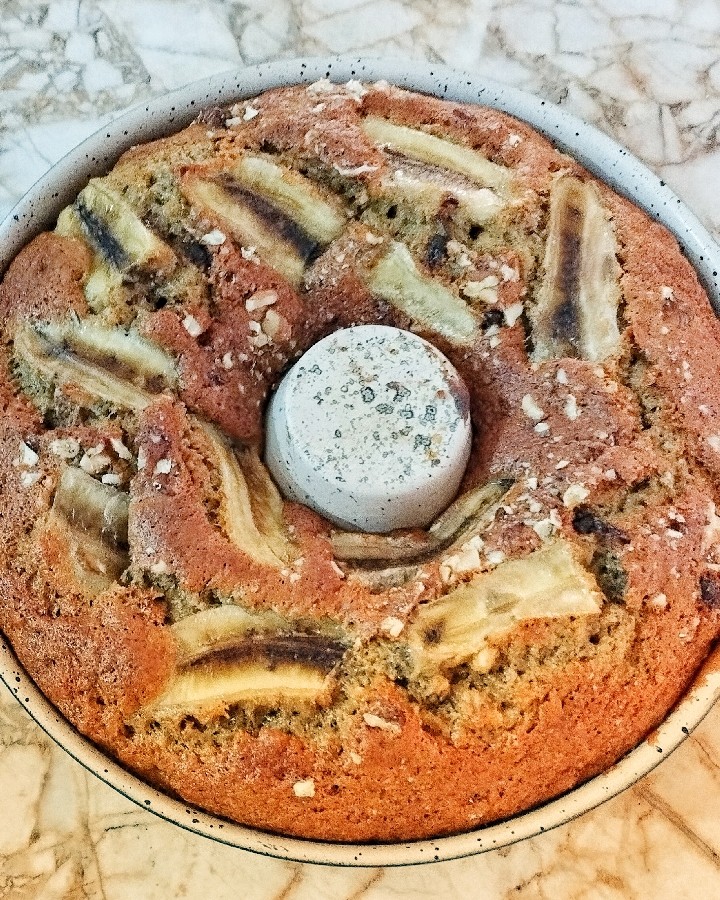 عکس کیک موز و گردوی نسکافه ای