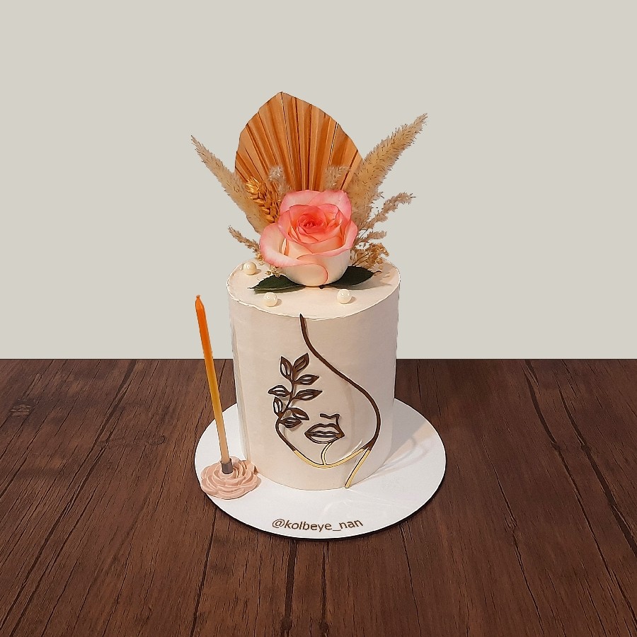 کیک خامه ای با تزیین گل طبیعی و تاپر صورت