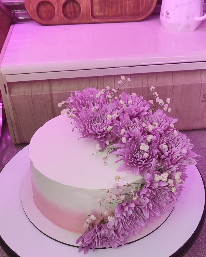 عکس تزیین کیک سفارشی با گلهای طبیعی