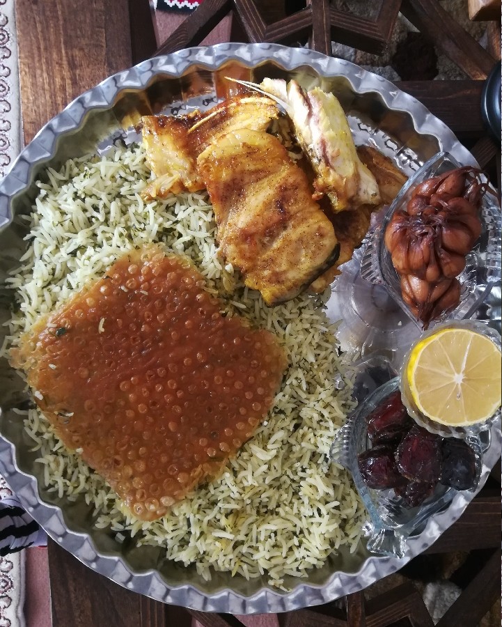 عکس چلو با ماهی سرخ شده و سیر ترشی خونگیم.