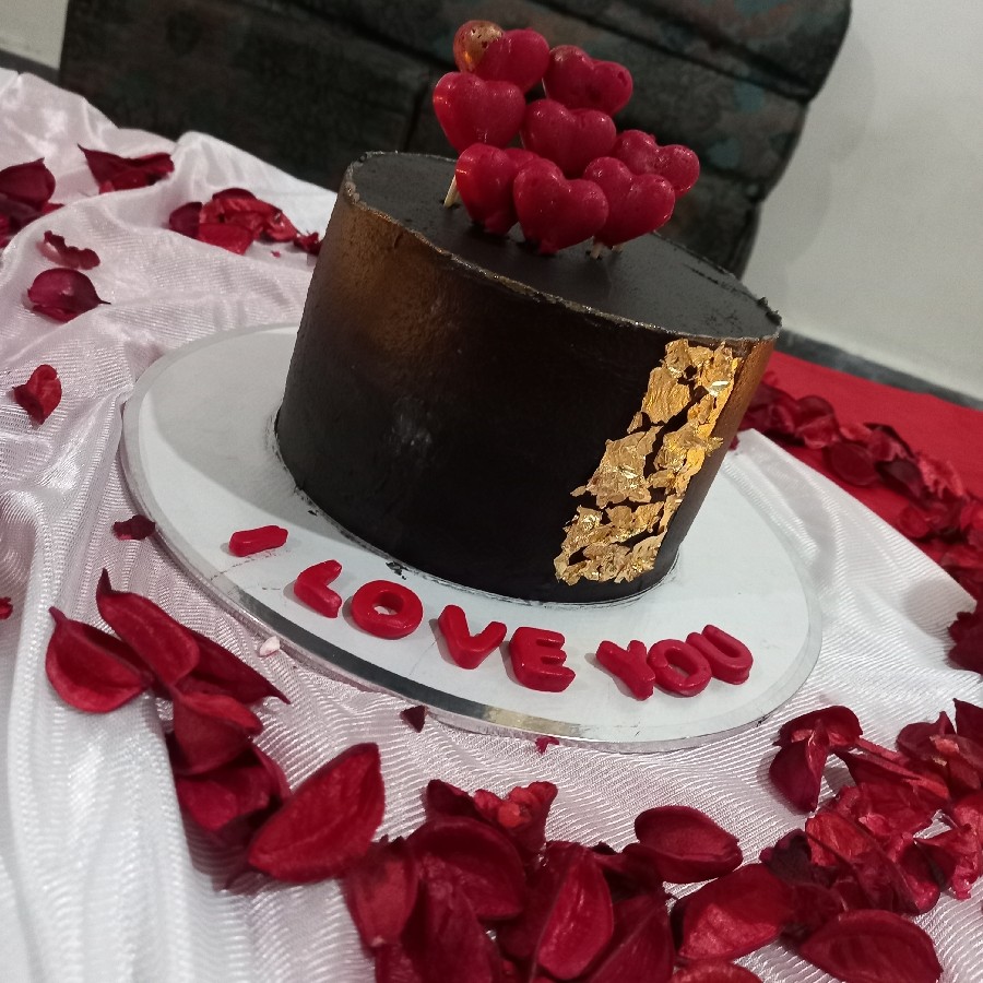 عکس کیک عاشقانه 
کیک شکلاتی با فلینگ موز و گردو ،سس و چیپس شکلاتی
