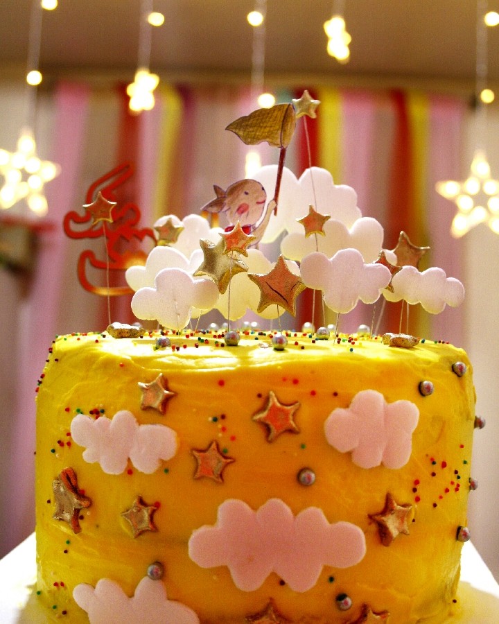 عکس کیک اسفنجی با تزئین ستاره ای