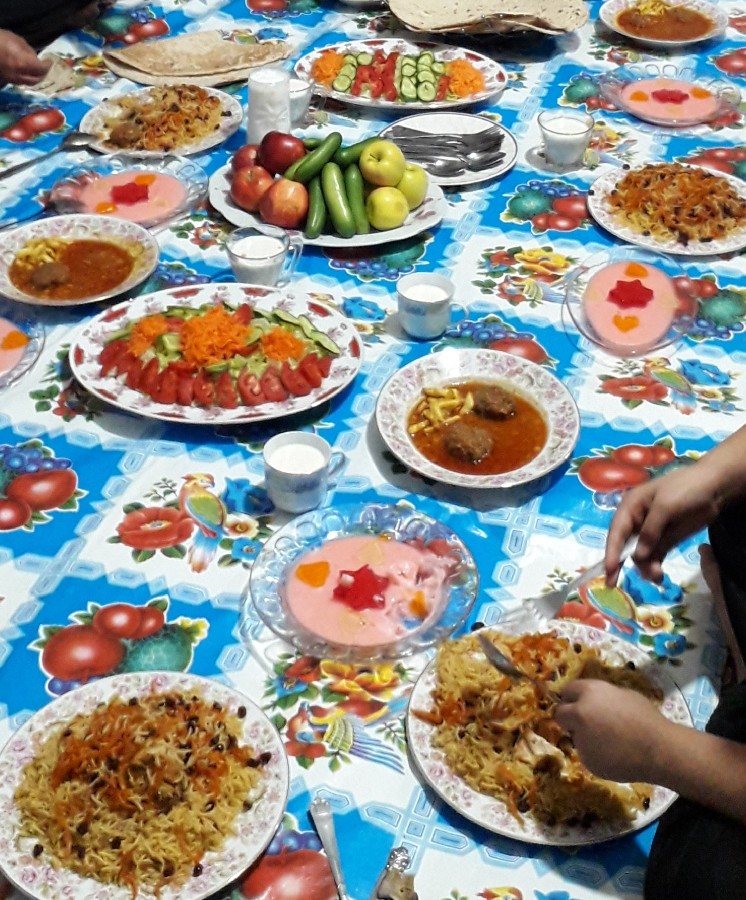 عکس یک مهمانی با غذا های خوش مزه
