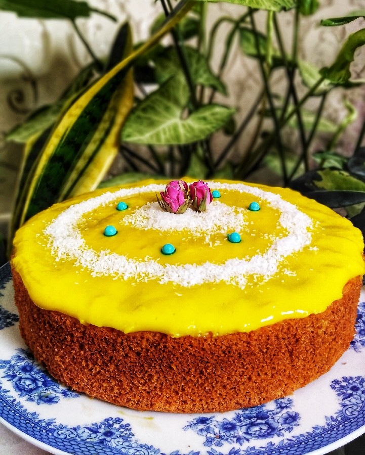 کیک گلاب و زعفران با سس زعفرانی 