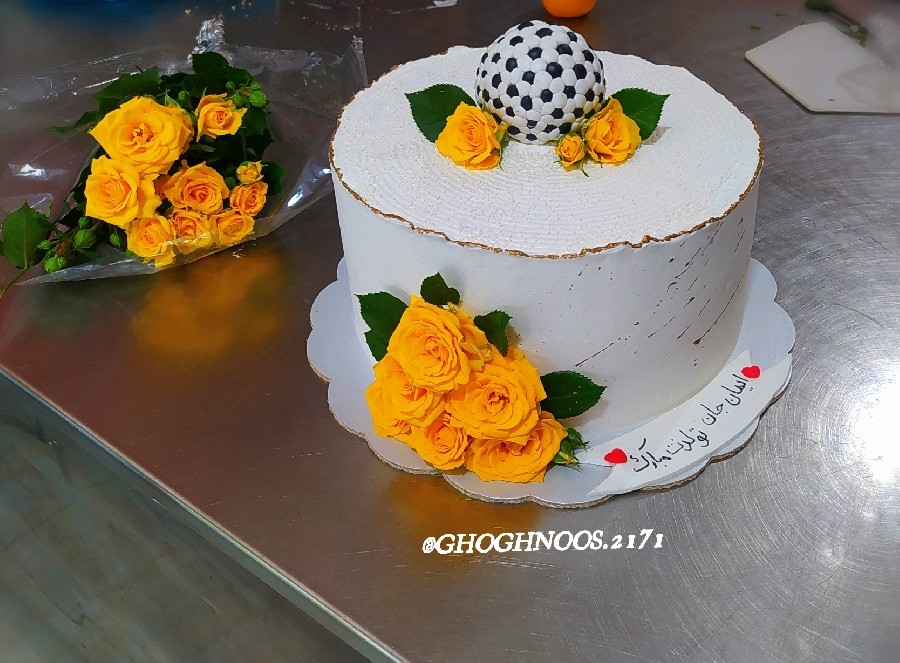 عکس #کیک پسرونه با گل‌های طبیعی به وزن ۴کیلو با فیلینک مخصوص 