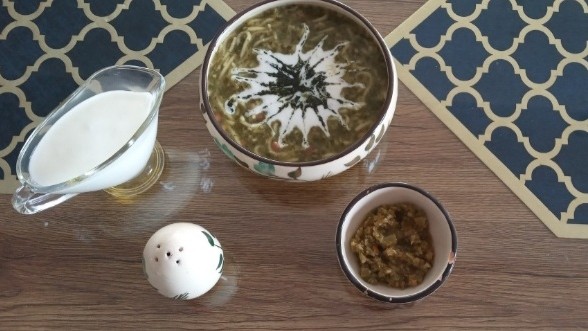 عکس آش رشته چهارشنبه سوری با سس سیر و فلفل