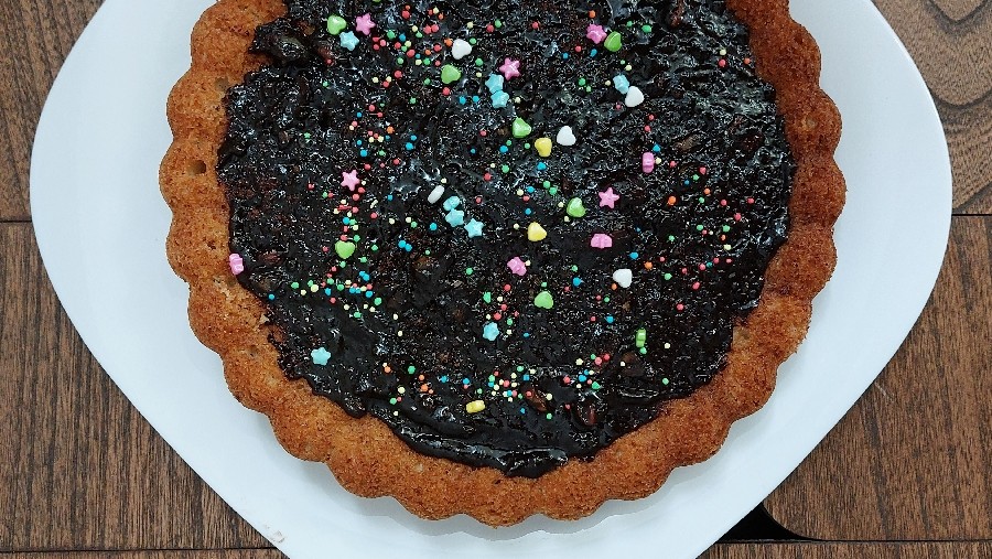 عکس کیک وانیلی با سس شکلاتی مغزدار