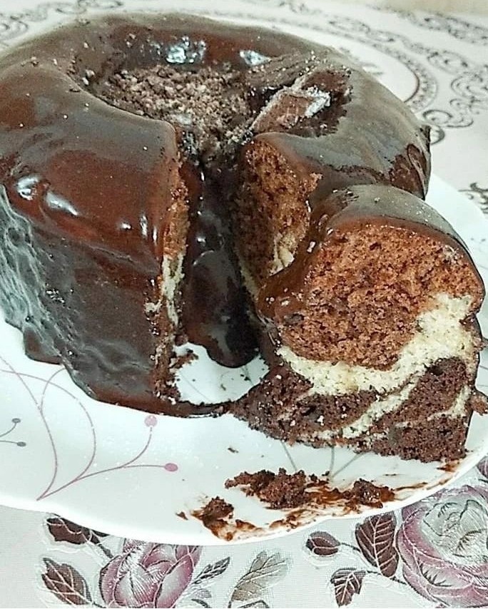 کیک دورنگ با سس شکلات دستساز