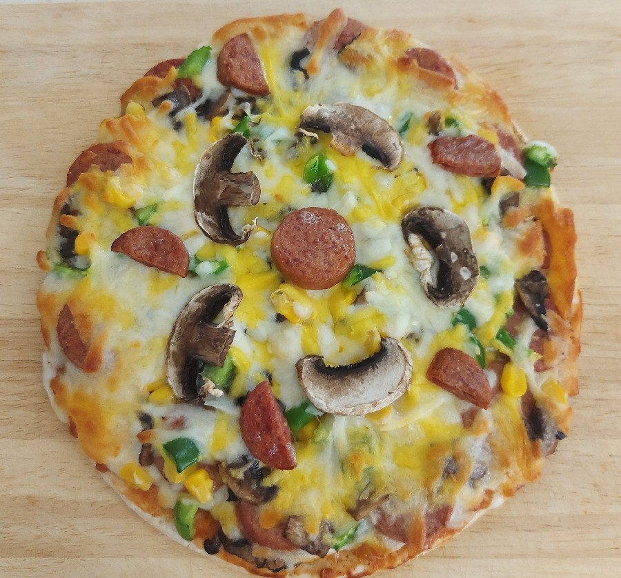 پیتزا سوسیس و قارچ 