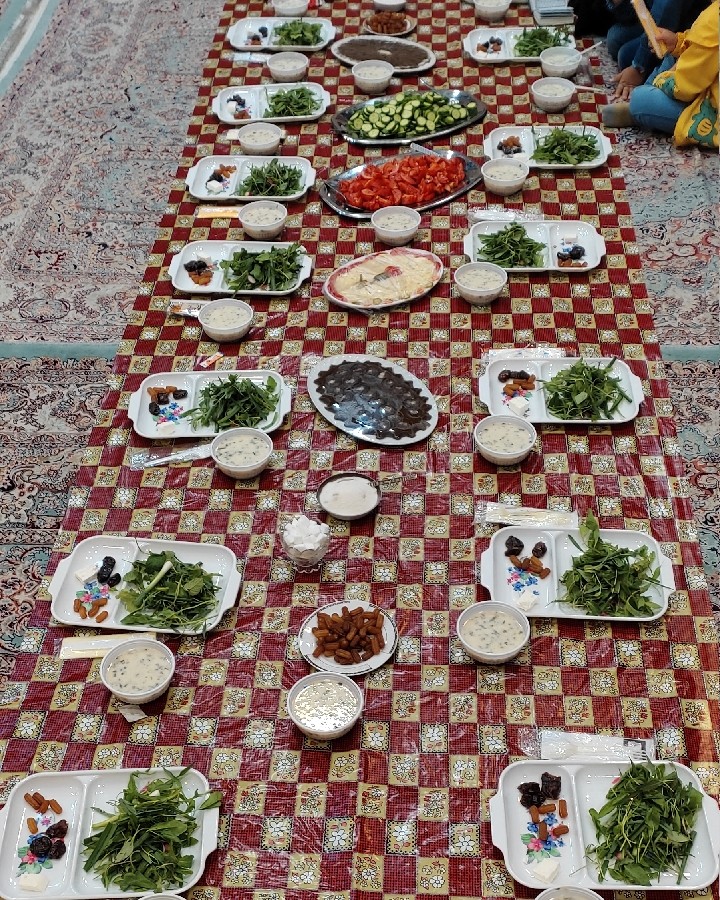 عکس سفره افطاری در حسینه در۲۹فروردین و۲۷ رمضان ۱۴۰۲