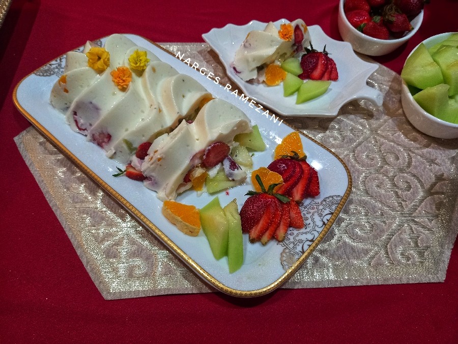 عکس دسر پاناکوتا به همراه میوه های بهاری