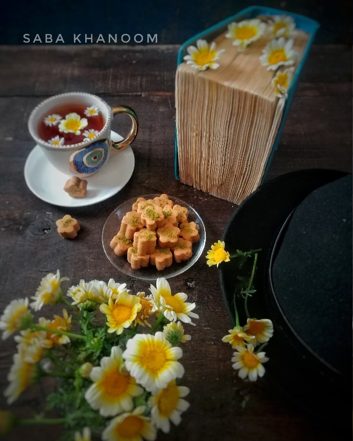 عکس چای بابونه و شیرینی نخودچی
