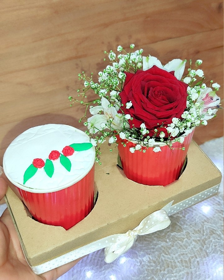 عکس کیک لیوانی و گل