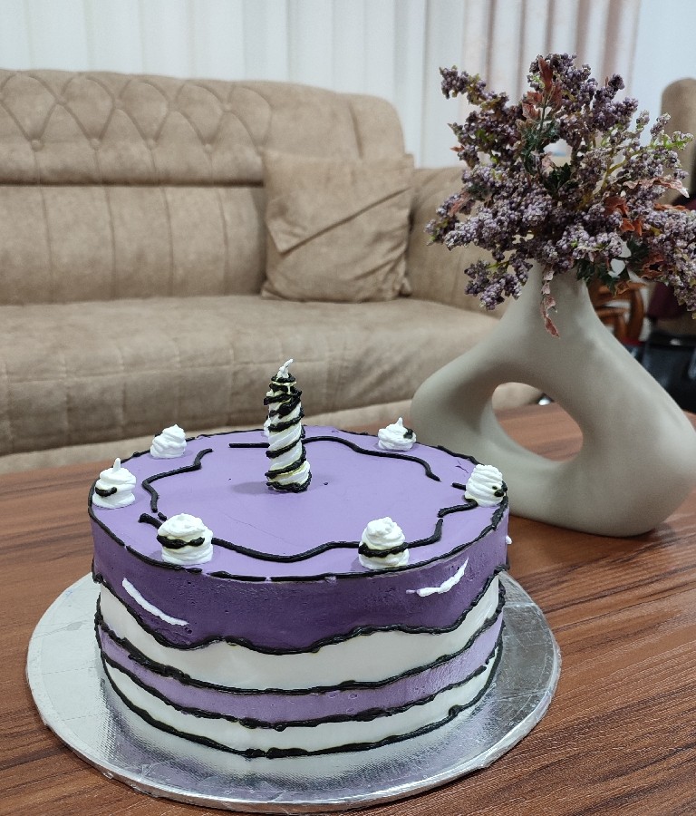  اینم کیک کارتونیم
دکور کیک همش  با خامه  و رنگ ژله ای 
امیدوارم خوشتون بیاد.