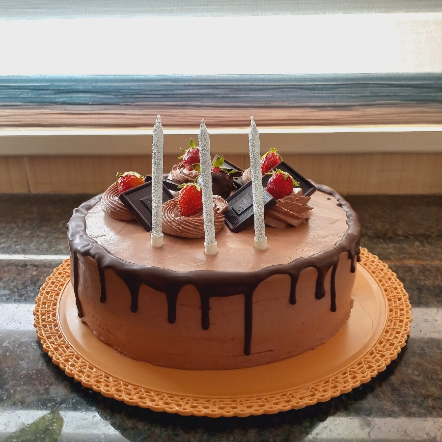 عکس کیک شکلاتی سفارشی کوچولوی خونه برای تولد بابای خونه??