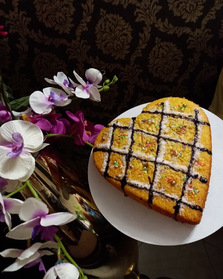 عکس کیک زعفرونی خوشمزه مون
