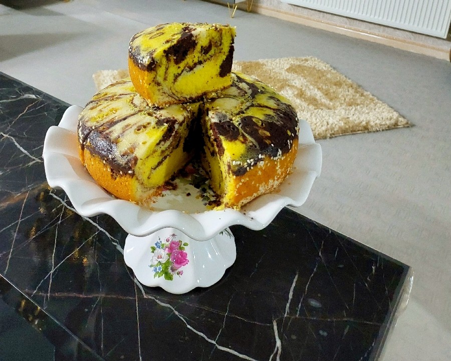 عکس کیک دو رنگ با طعم هل و گلاب و زعفران