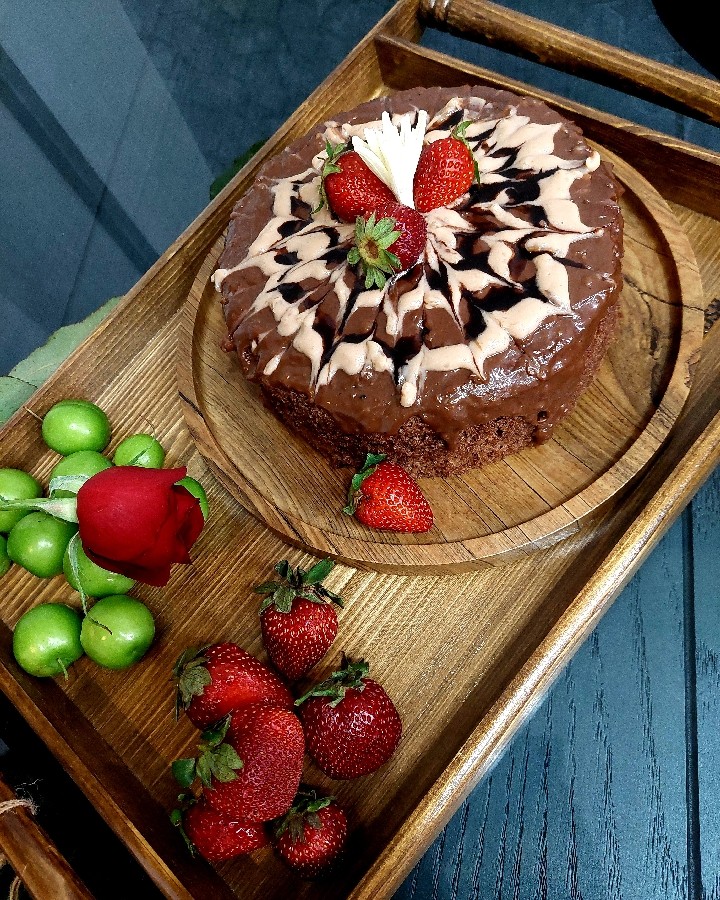 کیک کاپوچاکلت با گاناش توت فرنگی موزی شکلاتی