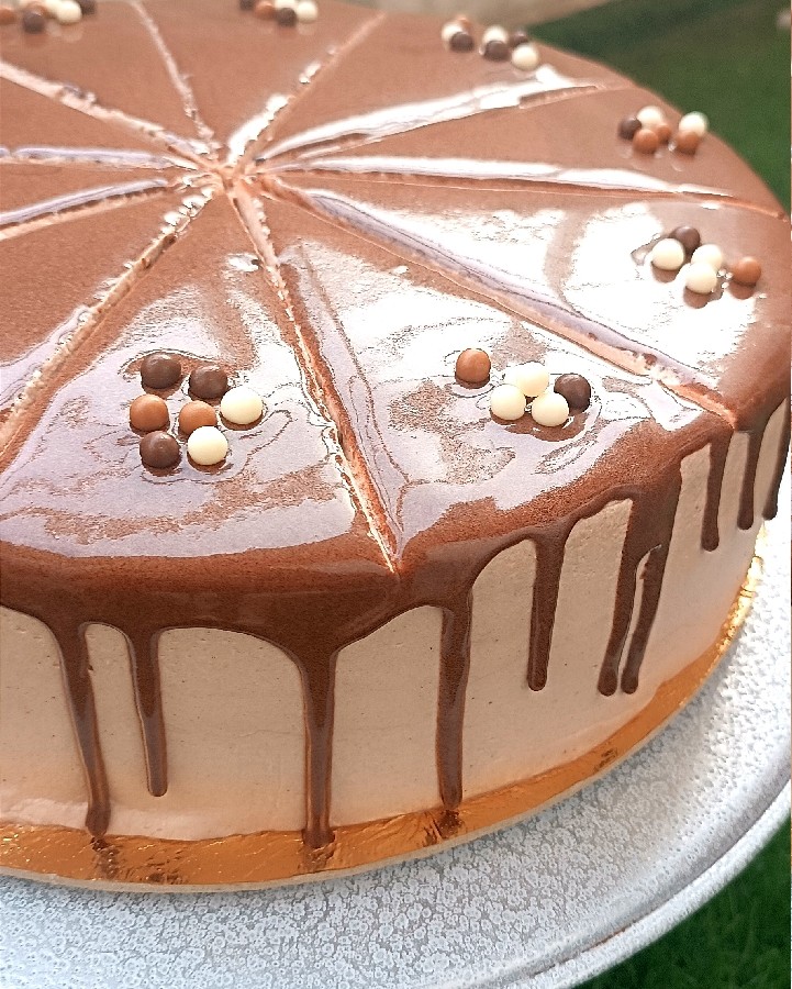 کیک شکلاتی با سس شکلات مخصوص 