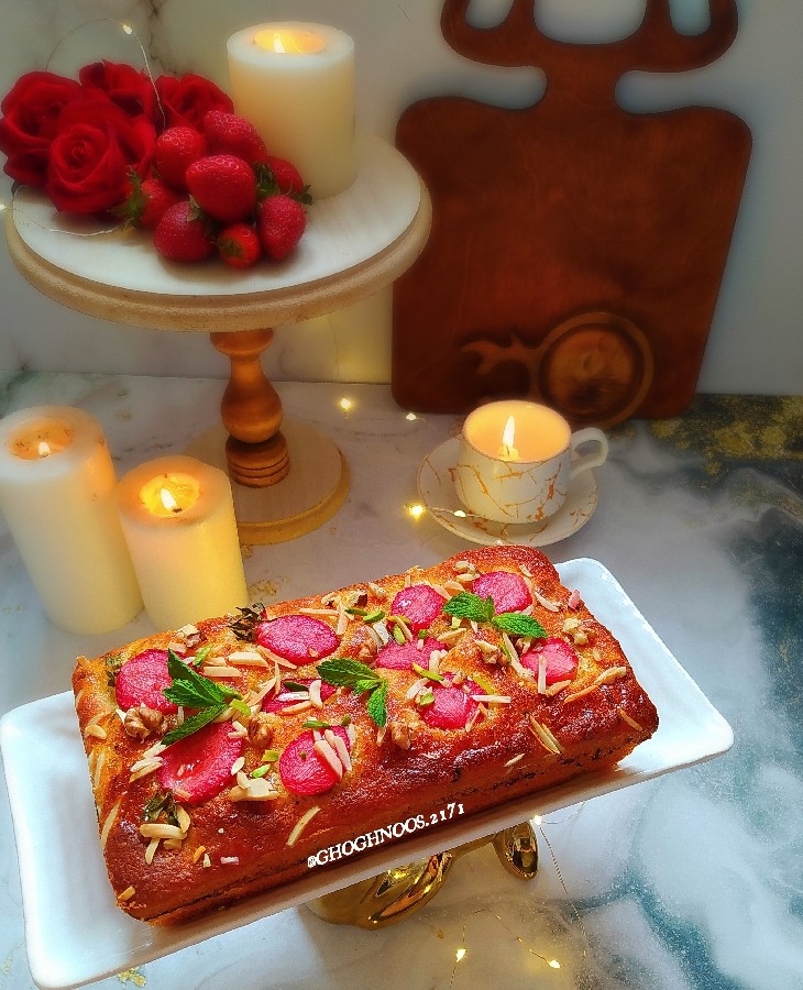 عکس #کیک موج دار با مغزی مربای توت فرنگی 
با تزئین توت فرنگی 