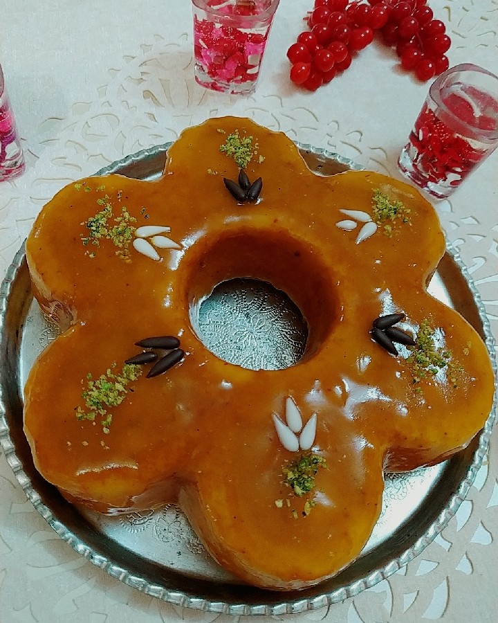 کیک ها و گلاب با  روکش سس مخصوص زعفرانی