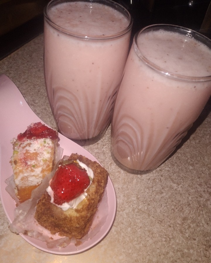 شیر توت فرنگی به همراه کیک