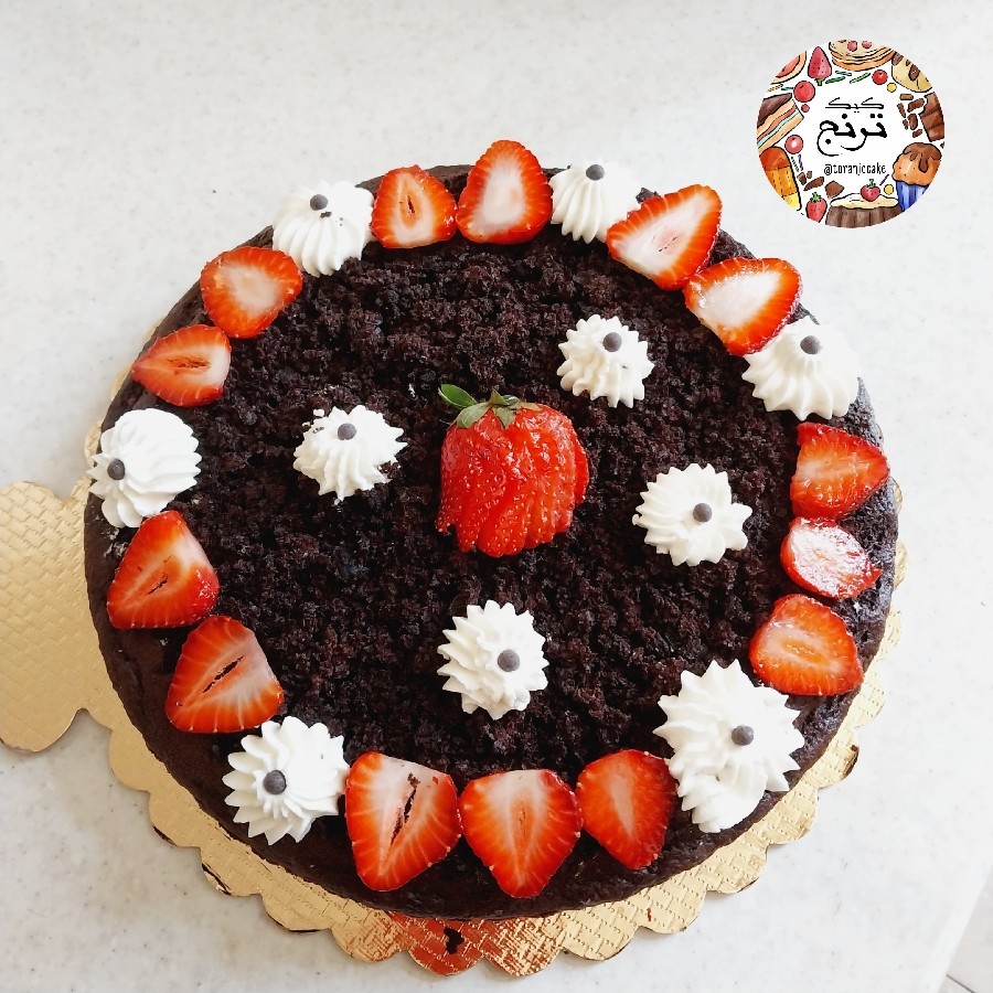 کیک شکلاتی با خانه تزئین شده با توت فرنگی