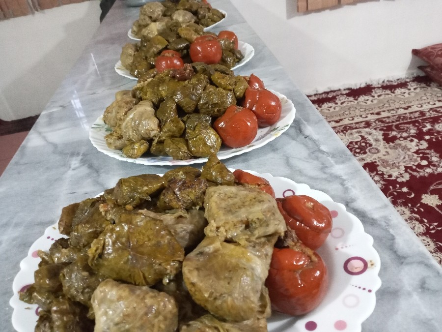 عکس دلمه برگ و کلم و گوجه فرنگی