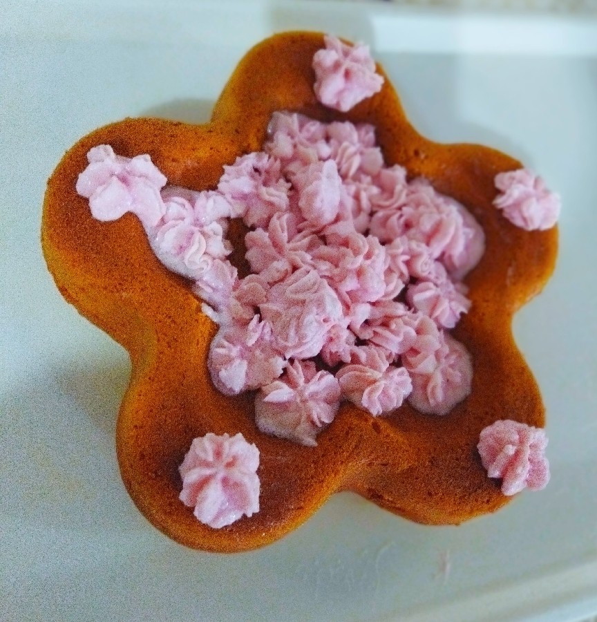 عکس کیک هل و گلاب زعفرانی (فرشته صادقیان )