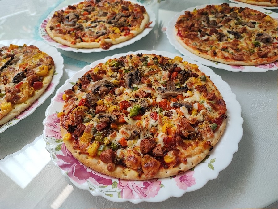 عکس پیتزا گوشت و قارچ