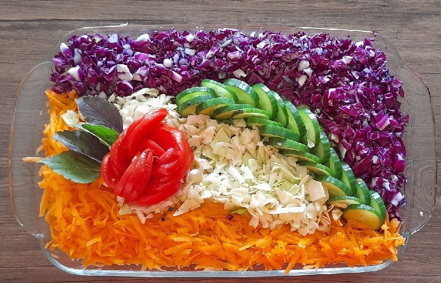 سالاد کاهو و کلم و هویج