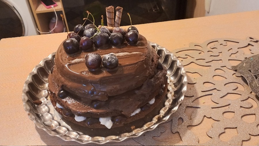 عکس کیک شکلاتی 
اولین کیک شکلاتی که درست کردم ???