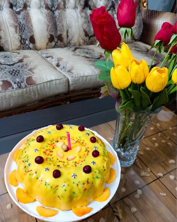 کیک وانیلی با کرم زعفرونی