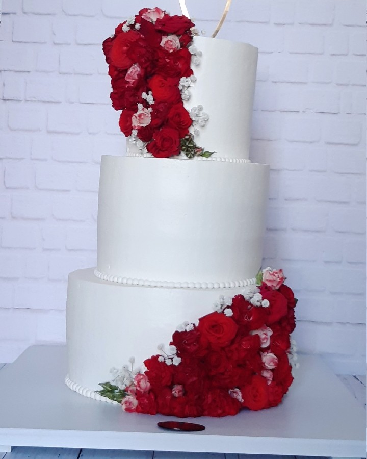 کیک عقد سه طبقه
با تزیین گلهای طبیعی 
وزن ۱۰ کیلوگرم
به ترتیب با سایز  قالبهای ۲۵ ،۲۰، ۱۵