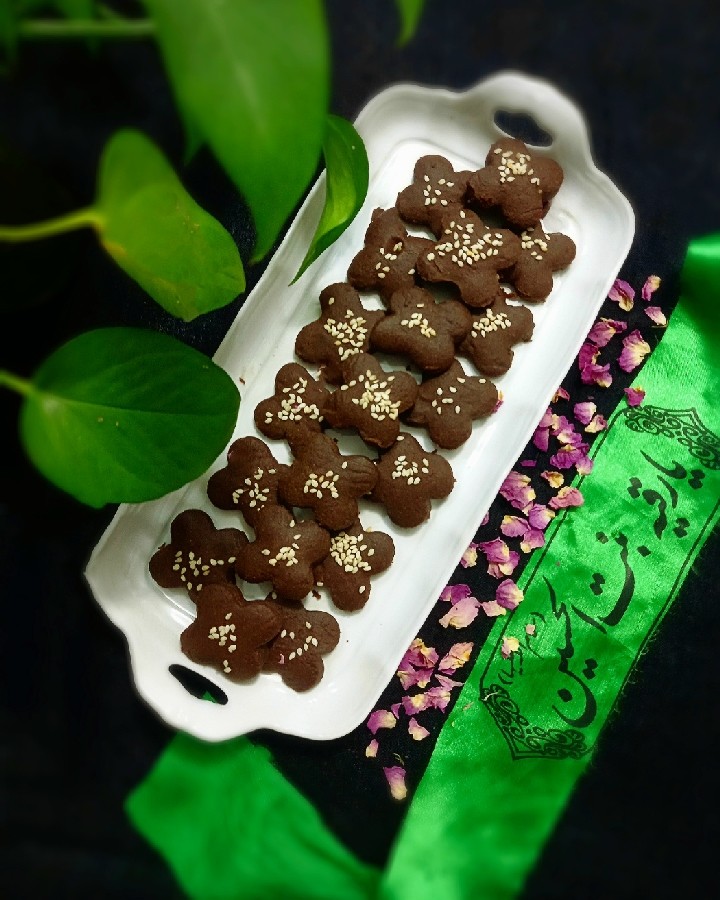 عکس شیرینی نخودچی کاکائویی سنتی با روغن مایع