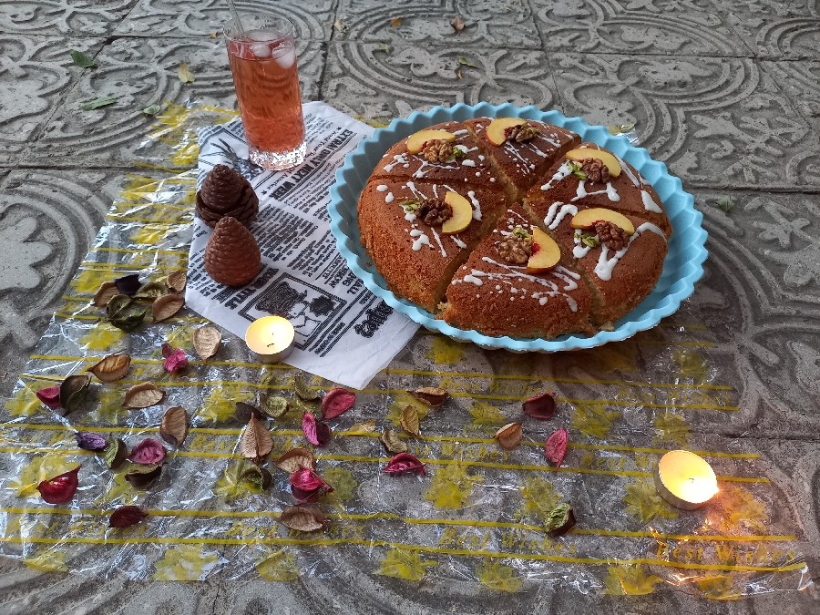 کیک پوره هلو و شربت گل محمدی