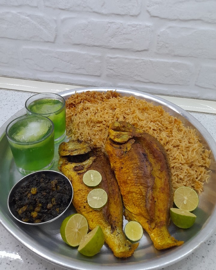 ماهی(شوم)شکم پر با برنج شیرین (با خرما درست شده) و حشو
