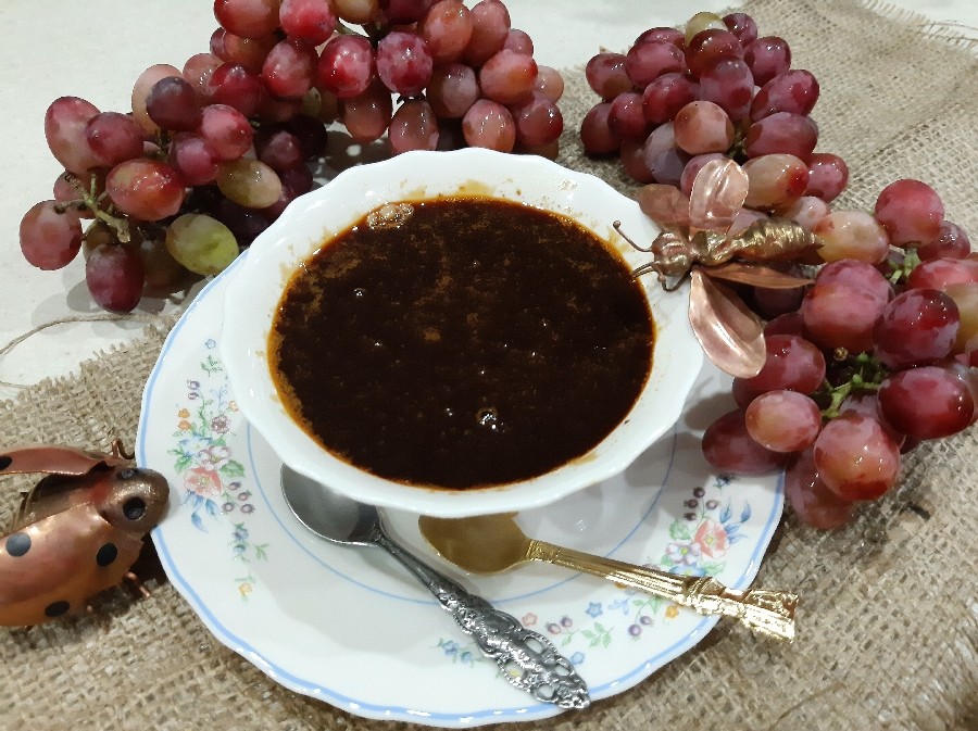 شیره انگور سیاه بدون خاک سفید