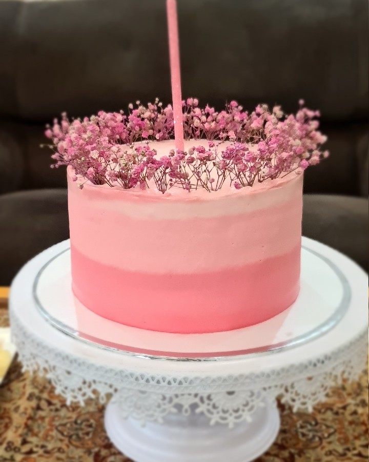 عکس کیک تولد صورتی با گل عروس