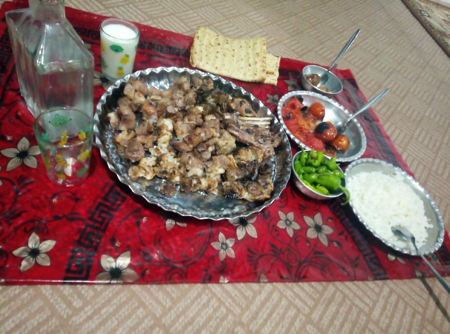 شام. کباب گوشت توی خانواده ما فقط امیرعلی برنج با کباب میخوره من وهمسری با نان??