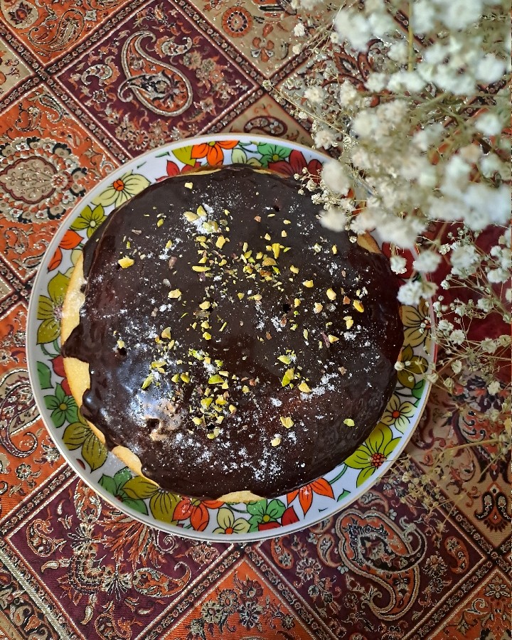 کیک وانیلی با گاناش شکلاتی