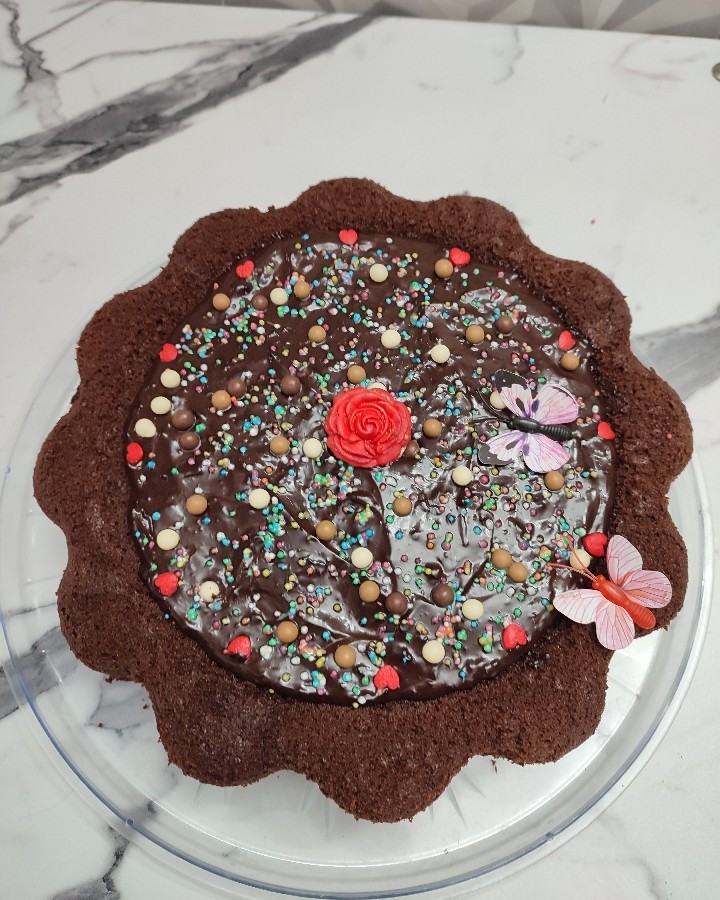 عکس کیک کاکائویی ساده با روکش شکلات تلخ 