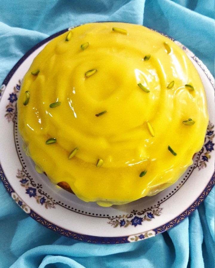 کیک زعفرون با رویه سس زعفرون 