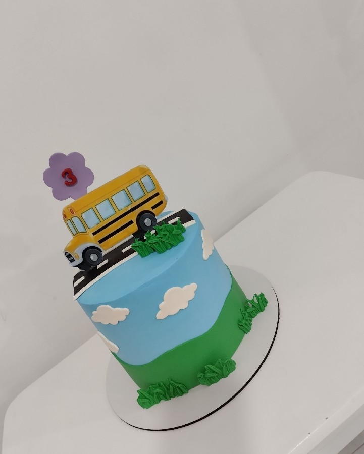 عکس کیک خامه ای با تزئینات فوندانت 
فیلینگ مخصوص 
وزن ۱.۸۷۰ گرم