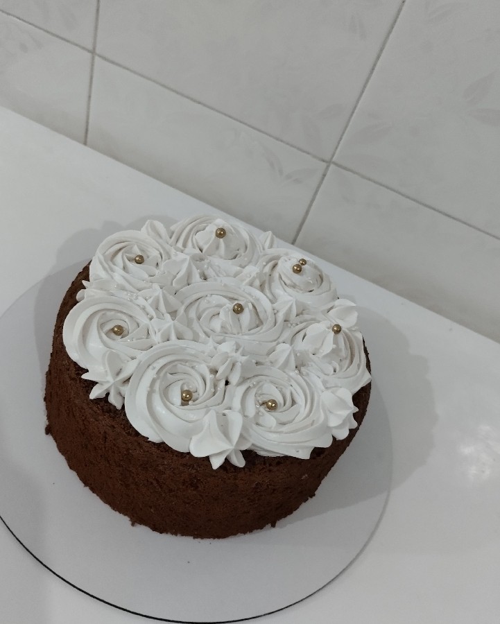 عکس کیک شکلاتی با تزئینات خامه