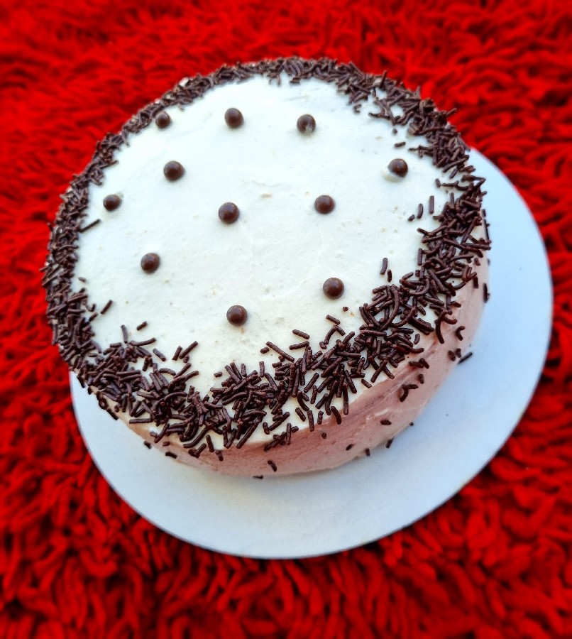 کیک اسفنجی با فیلینگ شکلات 